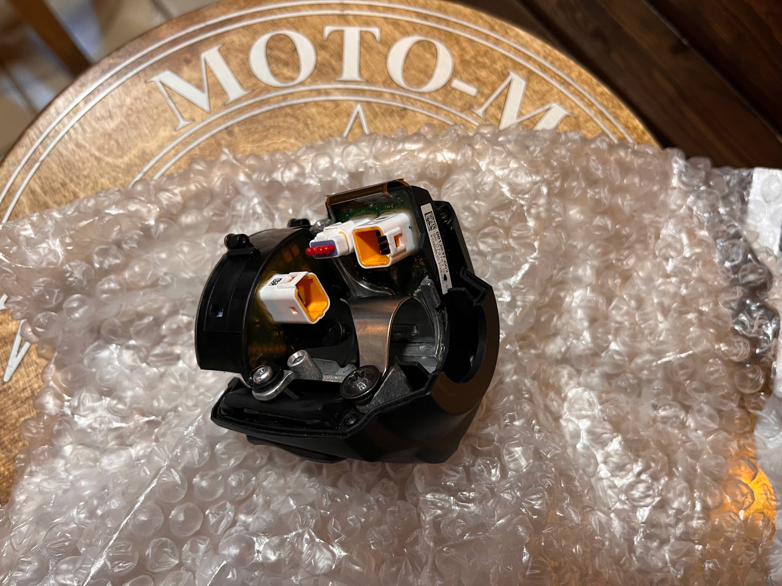 Комплект: Правый пульт с ручкой газа для RH1250S SPORTSTER S, RA1250S PAN AMERICA - OEM Harley-Davidson 71500523, 71500523А, 71500523A