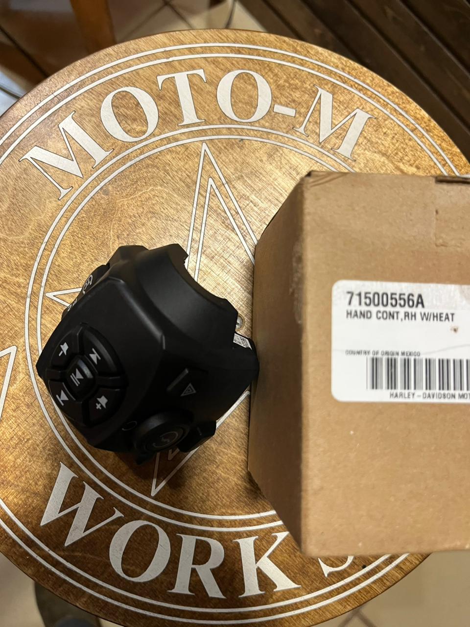 Правый пульт OEM Harley-Davidson 71500556A